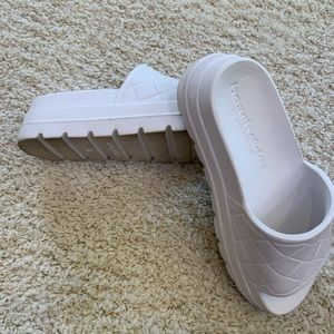 RBAN SPORT BY J/SLIDES
Rio Quilted Chunky Platform Slides. White Size 6